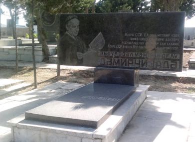 Могила Демирчизаде на II Аллее почётного захоронения в Баку